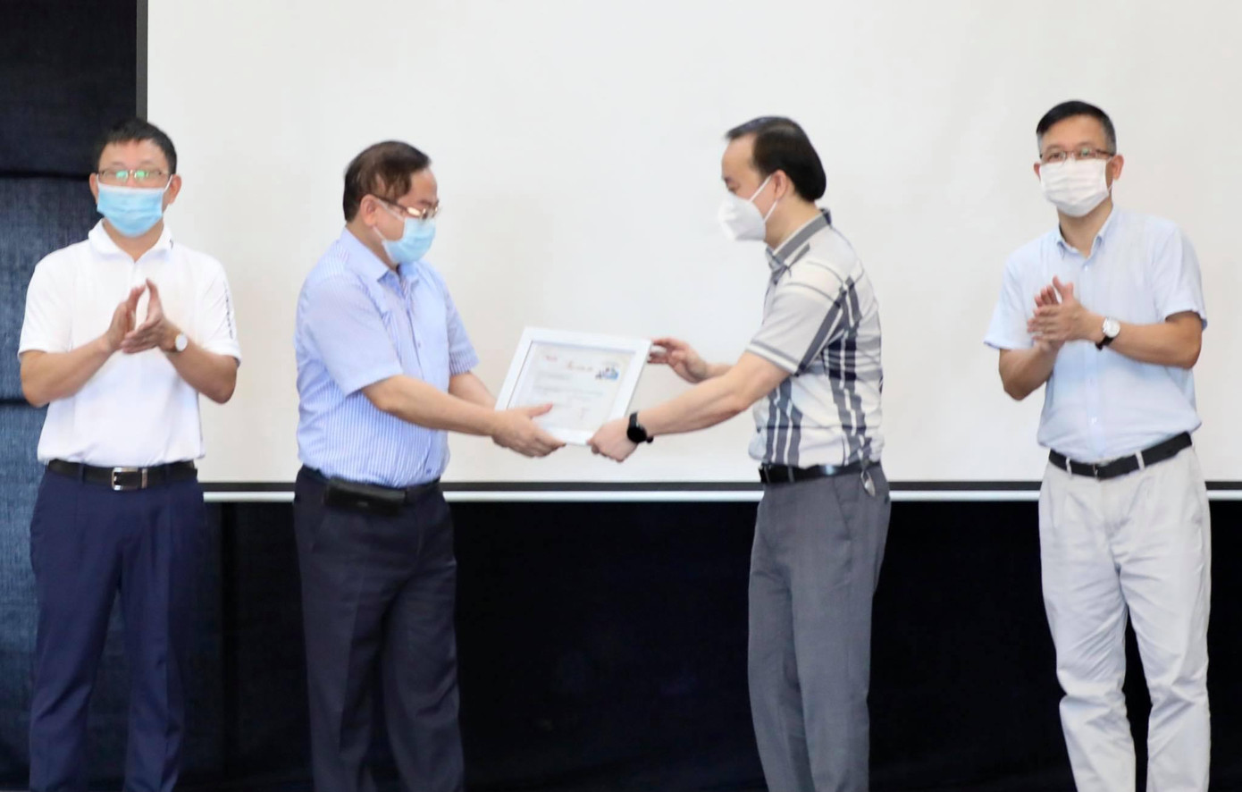 Tổng biên tập báo Tiền Phong Lê Xuân Sơn trao thư cảm ơn của chương trình cho Tổng công ty Viglacera