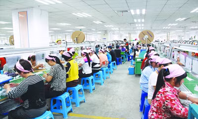 Công nhân sản xuất cáp nối trong nhà máy Foxconn ở tỉnh Giang Tây. Ảnh: CFP