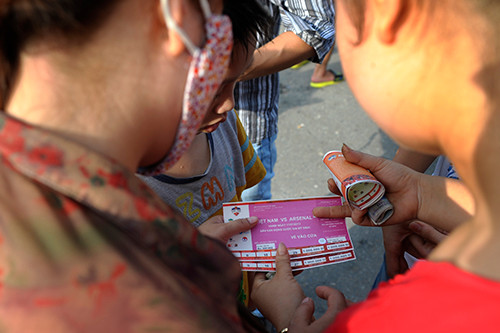 Một cặp vé được BTC bán ra với giá 1.000.000 đồng nhưng ở ngoài chợ đen, giá của nó được đẩy lên cao gấp 2, 3 lần và dự kiến những ngày tới giá vé sẽ còn tăng nữa.