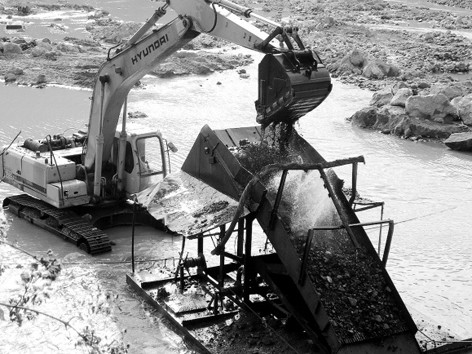 Một trong những tổ khai thác vàng trái phép bằng máy móc trên sông Quàng thuộc địa bàn 2 xã Cắm Muộn và Quang Phong