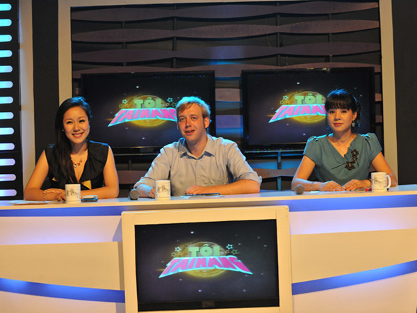 Ban giám khảo cuộc thi: Hoa hậu Ngô Phương Lan, ông Loz Whitaker – giáo viên tiếng Anh tại Hội đồng Anh, hà báo Đặng Diễm Quỳnh (từ trái qua phải)