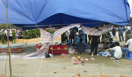 Cảnh khám nghiệm tử thi nạn nhân.