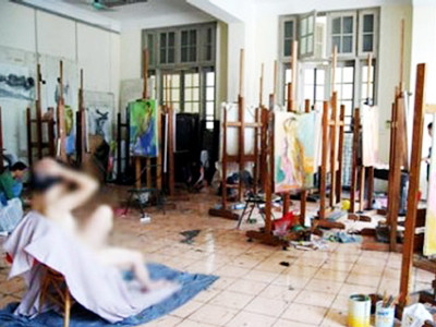 Người mẫu nude trong buổi học vẽ của sinh viên mỹ thuật. Ảnh từ internet