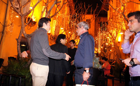 Thạch Bảo Khanh và HLV Calisto trước lúc rời bar. Họ đã tâm sự khá nhiều. Sau cuộc gặp này không lâu, ông Tô sẽ dẫn CLB Muang Thong của ông tới Hà Nội để thi đấu với Hà Nội T&T của Thạch Bảo Khanh trong trận lượt về vòng bảng AFC Cup