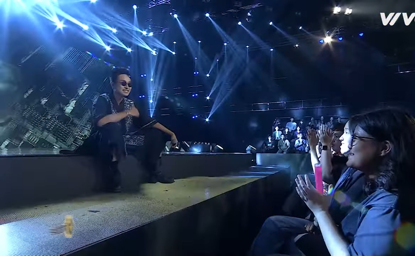 Hà An Huy có vẻ mới chỉ vận dụng một phần công lực trên sân khấu Vietnam Idol đến lúc này. Hà An Huy có vẻ mới chỉ vận dụng một phần công lực trên sân khấu Vietnam Idol đến lúc này.