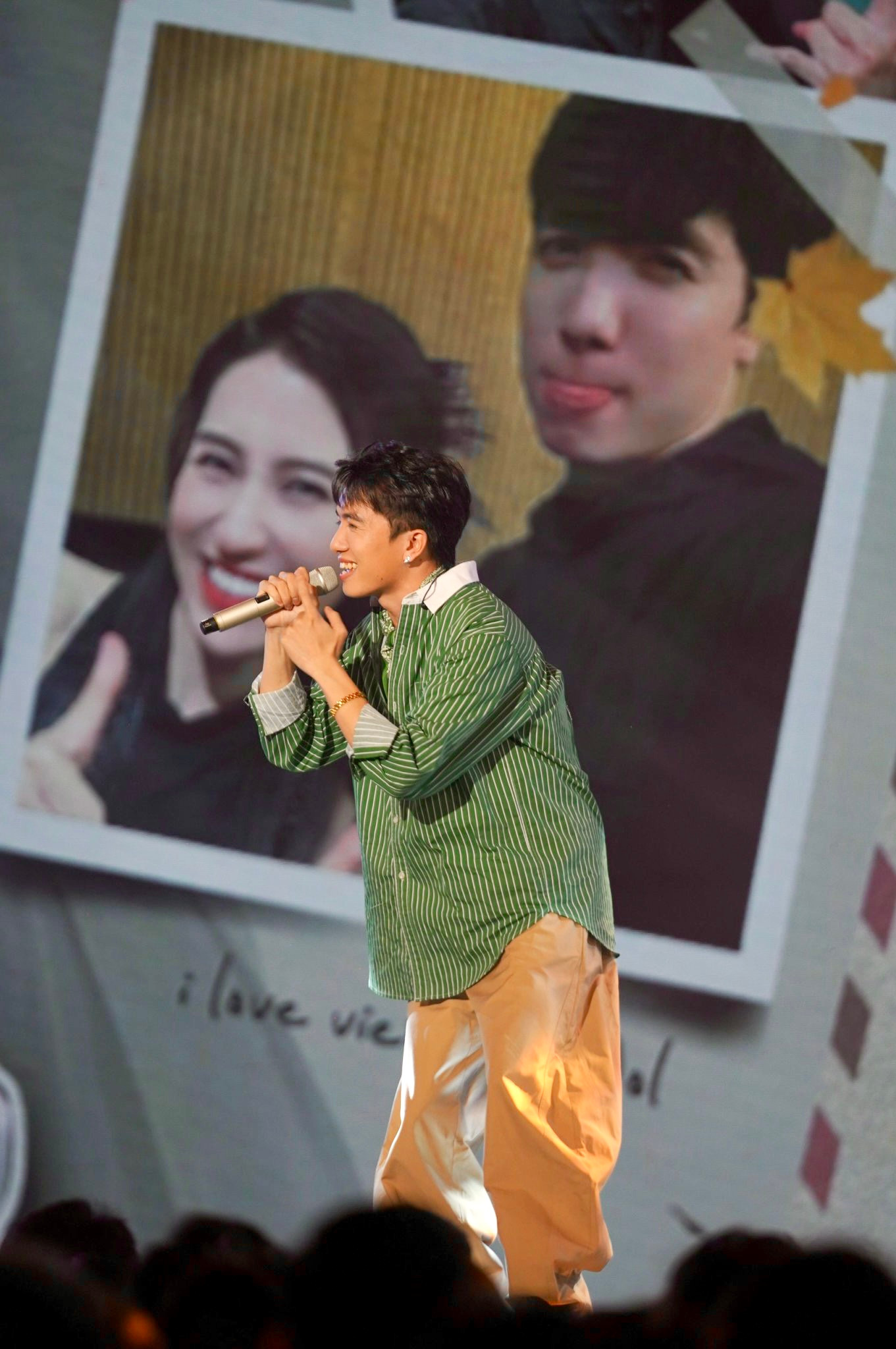 Các màn trình diễn đậm tính giao lưu của Xuân Định có vẻ hợp với các cuộc họp fan hơn. Các màn trình diễn đậm tính giao lưu của Xuân Định có vẻ hợp với các cuộc họp fan hơn.