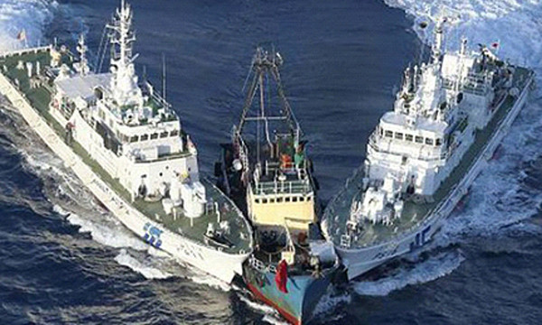 Tàu cá Trung Quốc bị tàu tuần duyên Nhật chặn khi đi vào vùng biển Điếu Ngư/Senkaku Ảnh: minh họa