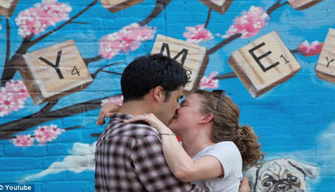 Cả hai trao nhau nụ hôn nồng cháy. Cả hai trao nhau nụ hôn nồng cháy