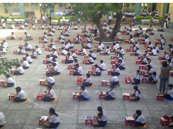 Học sinh làm bài tại sân trường. Ảnh: Lưu Trang