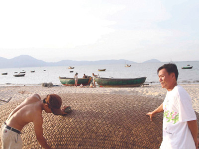 Trùm câu mực Đỗ Văn Xin (phải) chiều chiều nhớ biển 