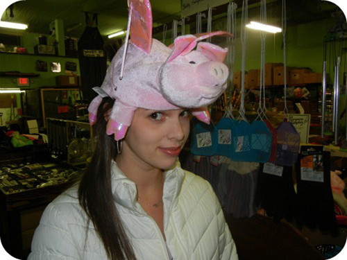 Chiếc mũ hình chú lợn. Chiếc mũ hình chú lợn