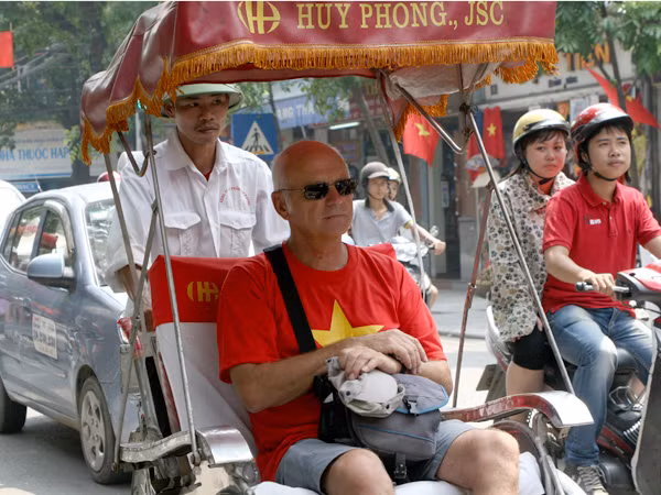 Người nước ngoài cũng hòa mình vào niềm vui của người dân Việt Nam