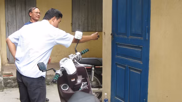 Ổ khóa trên cánh cửa ra vào căn phòng của đôi vợ chồng trẻ đã được thay vào hôm 21-10