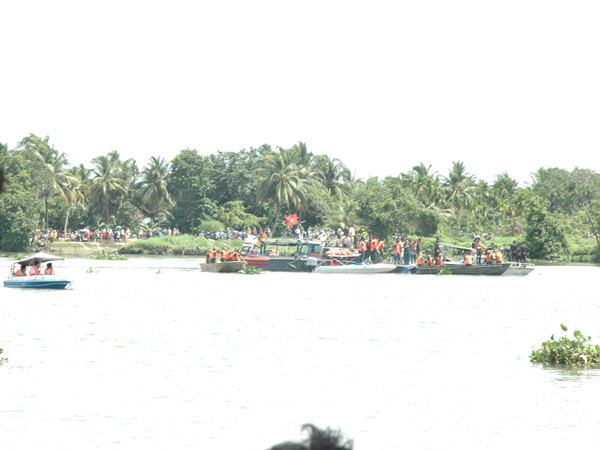 Lực lượng cứu hộ nỗ lực tìm kiếm người mất tích trên sông Sài Gòn. Ảnh chụp chiều 21 - 5: Quang Phương. Lực lượng cứu hộ nỗ lực tìm kiếm người mất tích trên sông Sài Gòn. Ảnh chụp chiều 21 - 5: Quang Phương