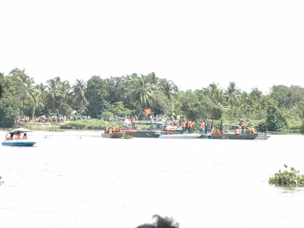 Lực lượng cứu hộ nỗ lực tìm kiếm người mất tích trên sông Sài Gòn. Ảnh chụp chiều 21 - 5: Quang Phương