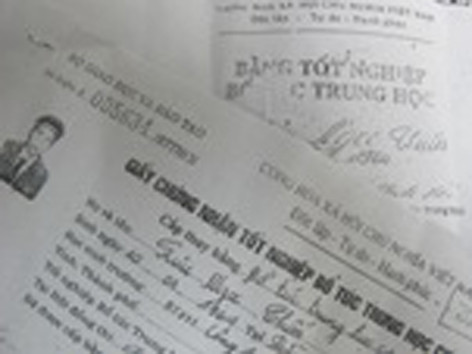 Văn bằng của ông Lưu Ngọc Chiến copy từ văn bằng của 2 người em. Văn bằng của ông Lưu Ngọc Chiến copy từ văn bằng của 2 người em