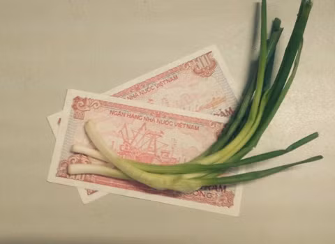 Phải dùng 2 tờ 500 đồng mới mua được hành nhưng nhà đầu tư hoàn toàn có thể dùng 1 tờ 500 đồng để mua cổ phiếu SD8 