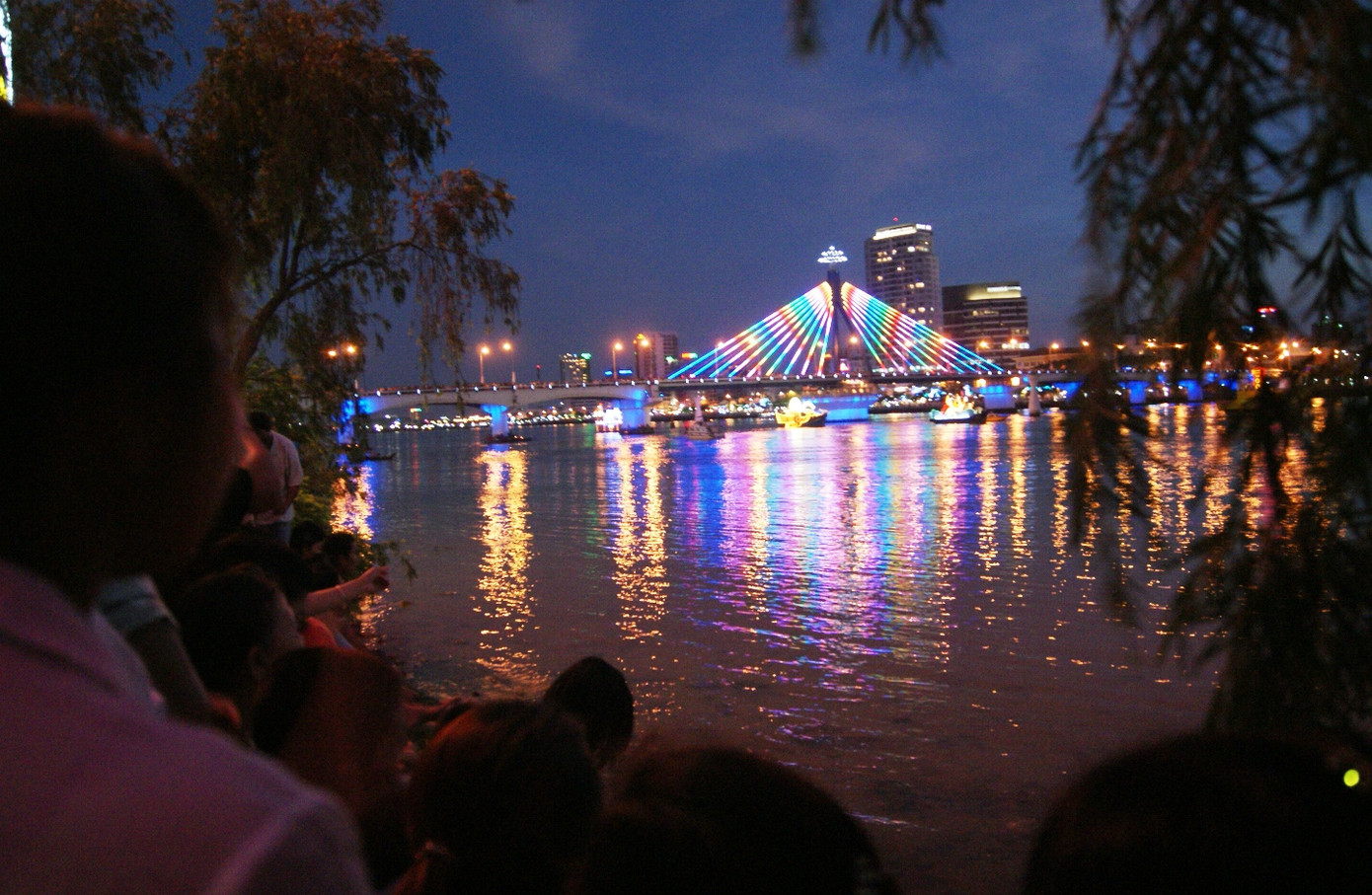 Những cánh hoa đăng được thả nổi khắp trên mặt nước khiến cho sông Hàn càng trở nên lung linh huyền ảo. Chương trình nghệ thuật đặc sắc chính thức khai mạc cho đêm hội