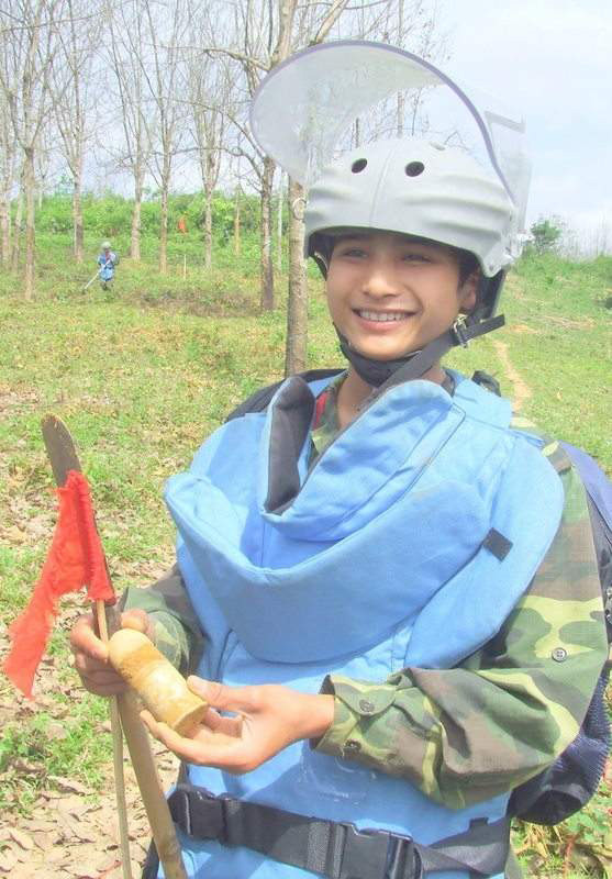 Niềm vui của người lính trẻ khi tìm thấy một quả đạn M79 nằm sâu dưới lòng đất