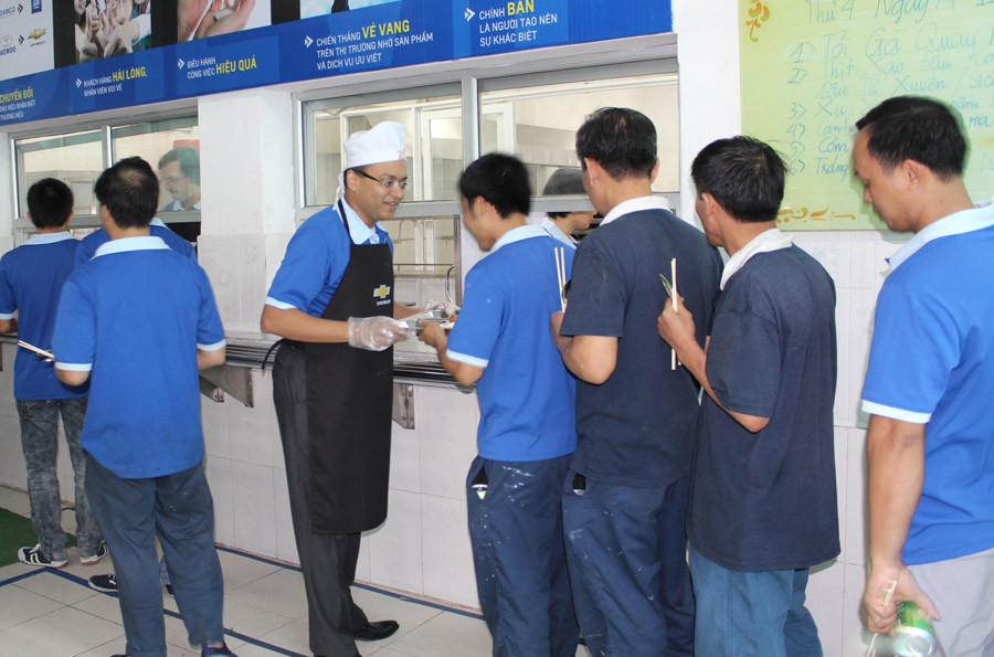 Tổng giám đốc GM phục vụ ăn trưa cho công nhân