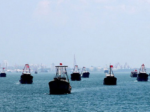 Đội tàu 32 chiếc dàn hàng ngang trong ngày khởi hành xuống phía tây nam Trường Sa - Ảnh: hinews.cn. Đội tàu 32 chiếc dàn hàng ngang trong ngày khởi hành xuống phía tây nam Trường Sa - Ảnh: hinews.cn