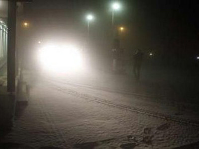 Mặt đường ở Reykjavik phủ đầy tro bụi núi lửa	Ảnh: Reuters