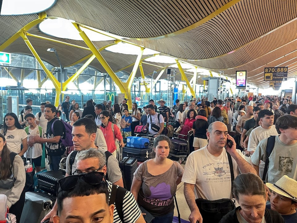 Hành khách chờ đợi tại sân bay Barajas (Madrid, Tây Ban Nha) khi hệ thống máy tính gặp sự cố. (Ảnh: Reuters) Hành khách chờ đợi tại sân bay Barajas (Madrid, Tây Ban Nha) khi hệ thống máy tính gặp sự cố. (Ảnh: Reuters)