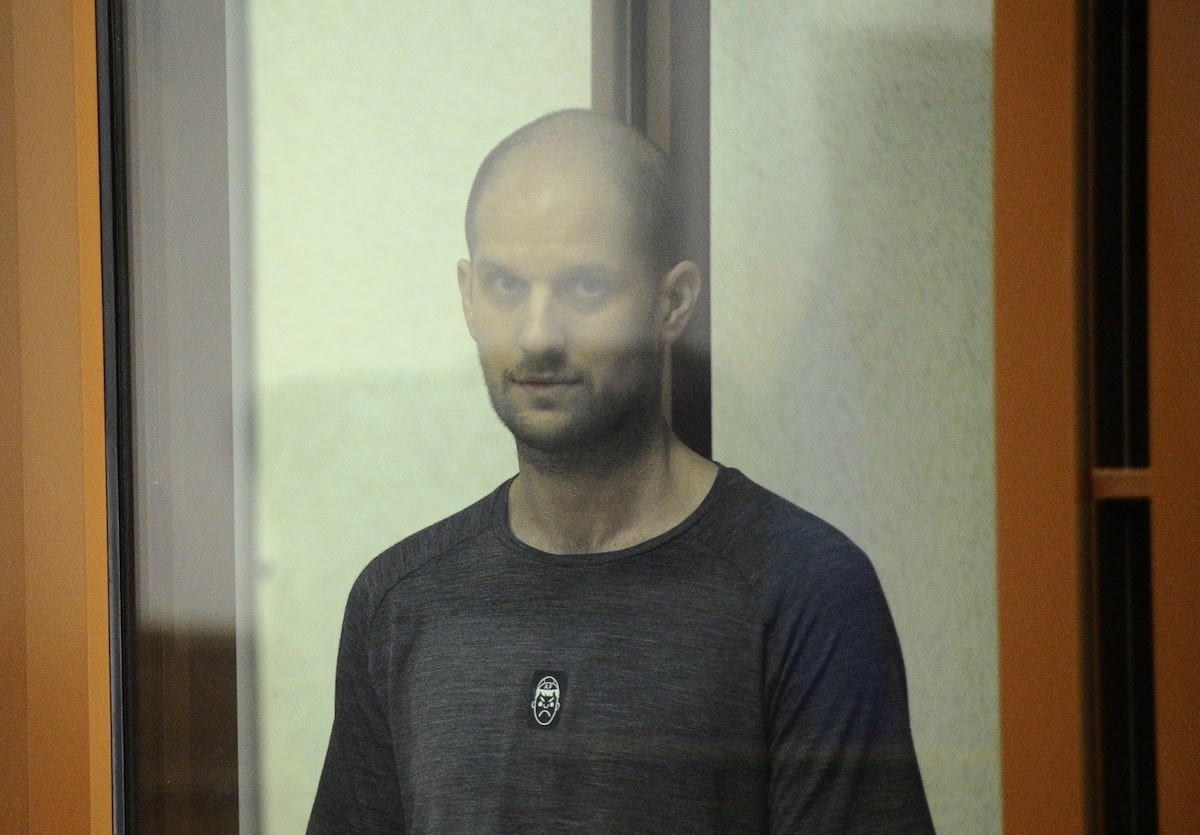 Phóng viên Evan Gershkovich tại phiên toà ngày 19/7. (Ảnh: Reuters)