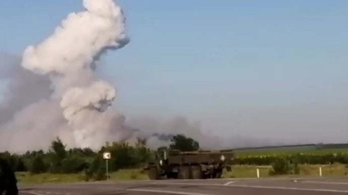 Khói bốc lên từ kho đạn ở Voronezh. Ảnh: Pravda Khói bốc lên từ kho đạn ở Voronezh. Ảnh: Pravda