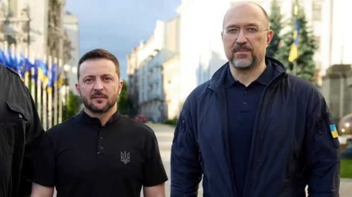 Tổng thống Ukraine Volodymyr Zelensky và Thủ tướng Denys Shmyhal. Ảnh: Pravda