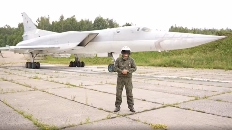 Một phi công Nga đứng bên cạnh máy bay Tu-22M3. Ảnh: FSB Một phi công Nga đứng bên cạnh máy bay Tu-22M3. Ảnh: FSB