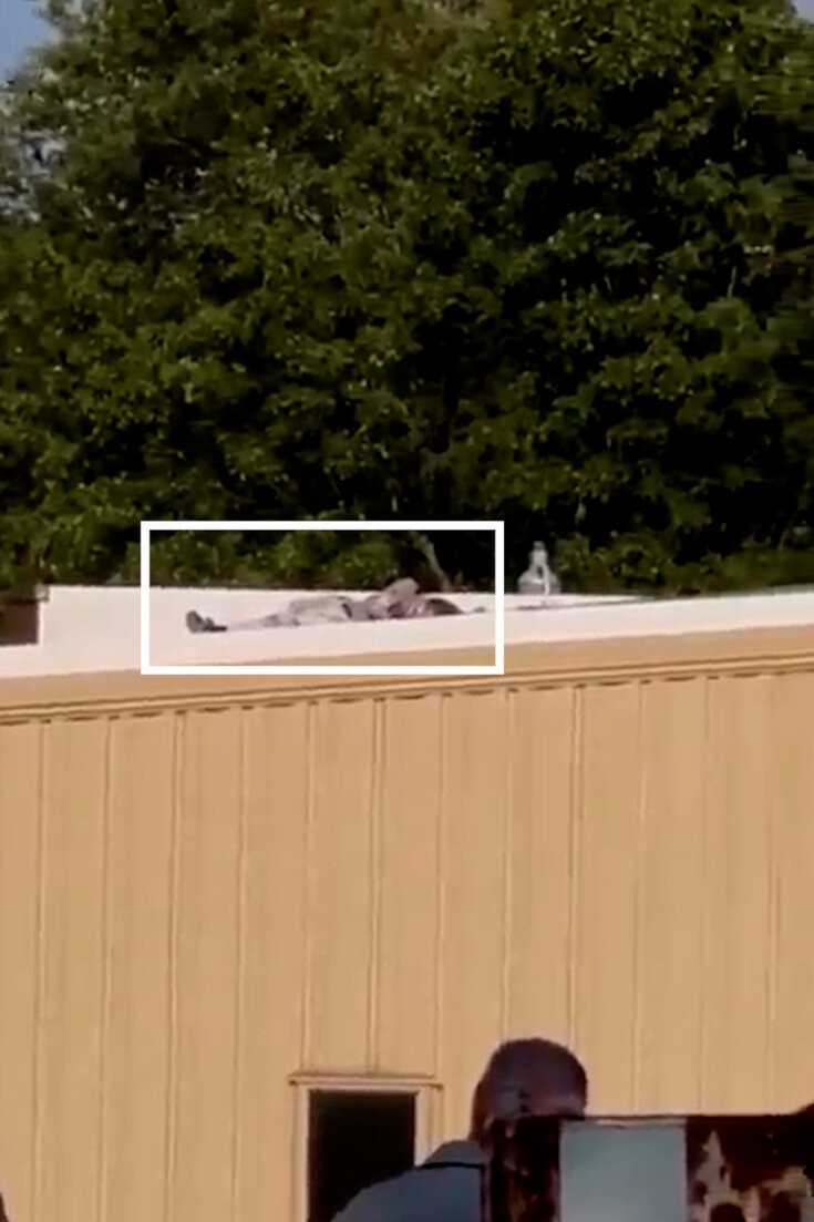 Tay súng nằm trên mái nhà sau khi bị bắn hạ. (Ảnh: New York Times)