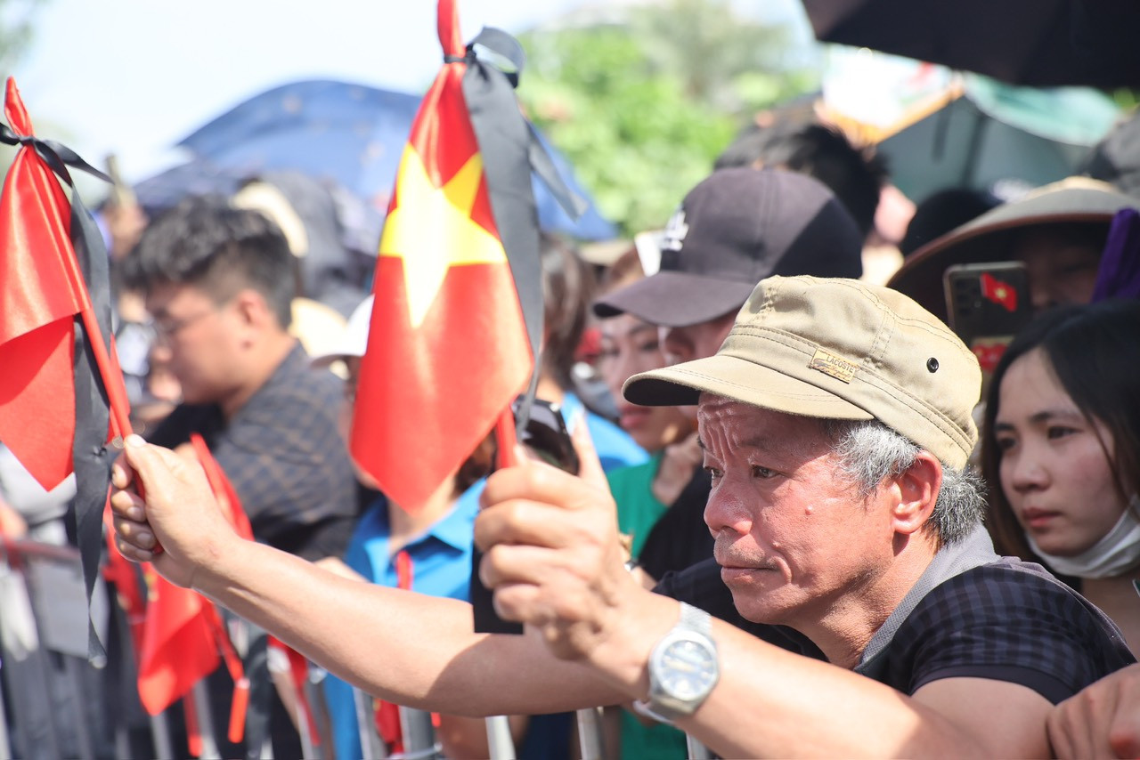 Người dân rơi nước mắt chào từ biệt Tổng Bí thư Nguyễn Phú Trọng về nơi an nghỉ cuối cùng. Ảnh: Trọng Tài.