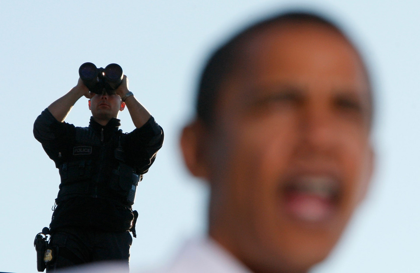 Một đặc vụ bảo vệ ông Barack Obama - khi đó là ứng viên tổng thống của đảng Dân chủ - tại một cuộc vận động tranh cử ở Philadelphia ngày 11/10/2008. (Ảnh: Reuters)