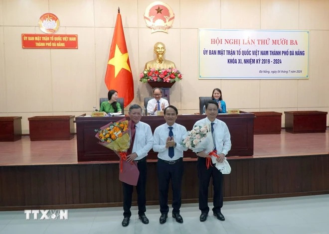 Phó Bí thư Thường trực Thành ủy Đà Nẵng Nguyễn Đình Vĩnh (giữa) tặng hoa chúc mừng tân Chủ tịch Ủy ban MTTQ Việt Nam thành phố Đà Nẵng Lê Văn Trung (trái) và Chủ tịch HĐND thành phố Đà Nẵng Ngô Xuân Thắng. (Ảnh: Quốc Dũng/TTXVN) Phó Bí thư Thường trực Thành ủy Đà Nẵng Nguyễn Đình Vĩnh (giữa) tặng hoa chúc mừng tân Chủ tịch Ủy ban MTTQ Việt Nam thành phố Đà Nẵng Lê Văn Trung (trái) và Chủ tịch HĐND thành phố Đà Nẵng Ngô Xuân Thắng. (Ảnh: Quốc Dũng/TTXVN)