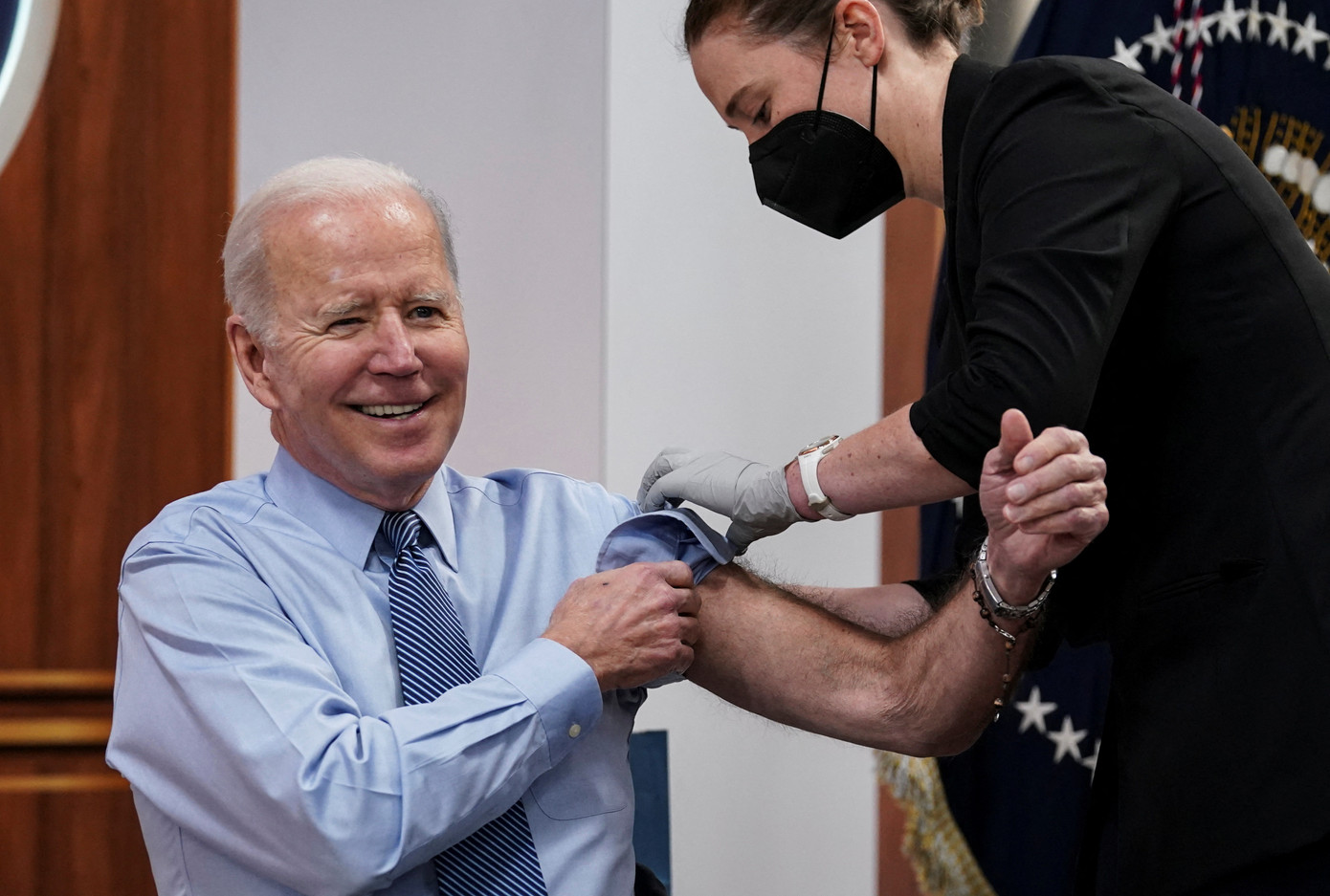 Tổng thống Mỹ Joe Biden tiêm vắc-xin ngừa COVID-19 hồi tháng 3/2022. (Ảnh: Reuters) Tổng thống Mỹ Joe Biden tiêm vắc-xin ngừa COVID-19 hồi tháng 3/2022. (Ảnh: Reuters)