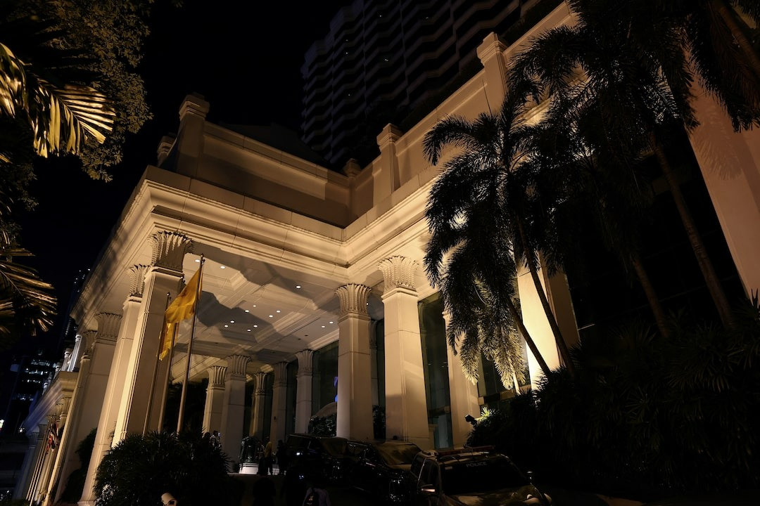 Lực lượng chức năng làm việc tại khách sạn Grand Hyatt Erawan. (Ảnh: Reuters) Lực lượng chức năng làm việc tại khách sạn Grand Hyatt Erawan. (Ảnh: Reuters)