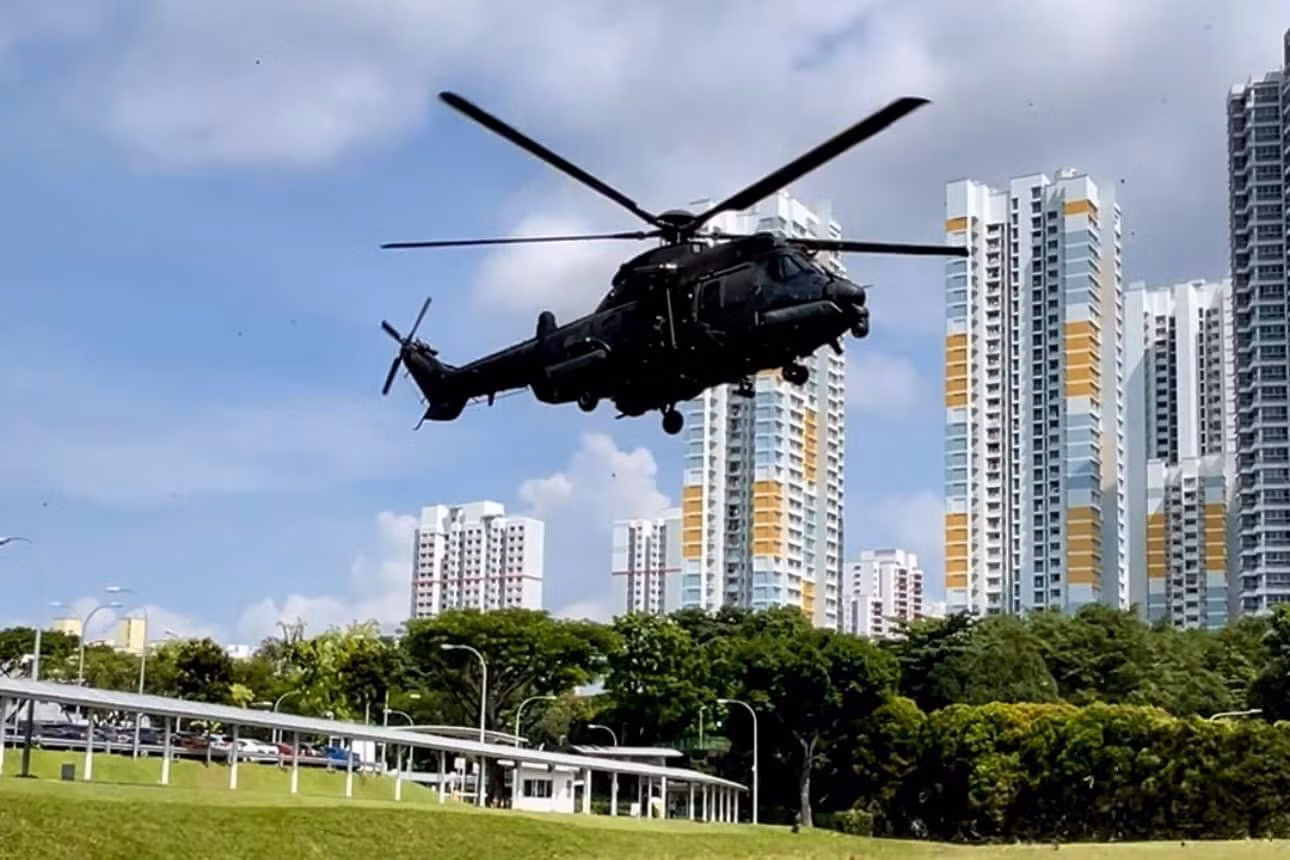 Các thủy thủ được đưa đến bệnh viện. (Ảnh: Không quân Singapore)