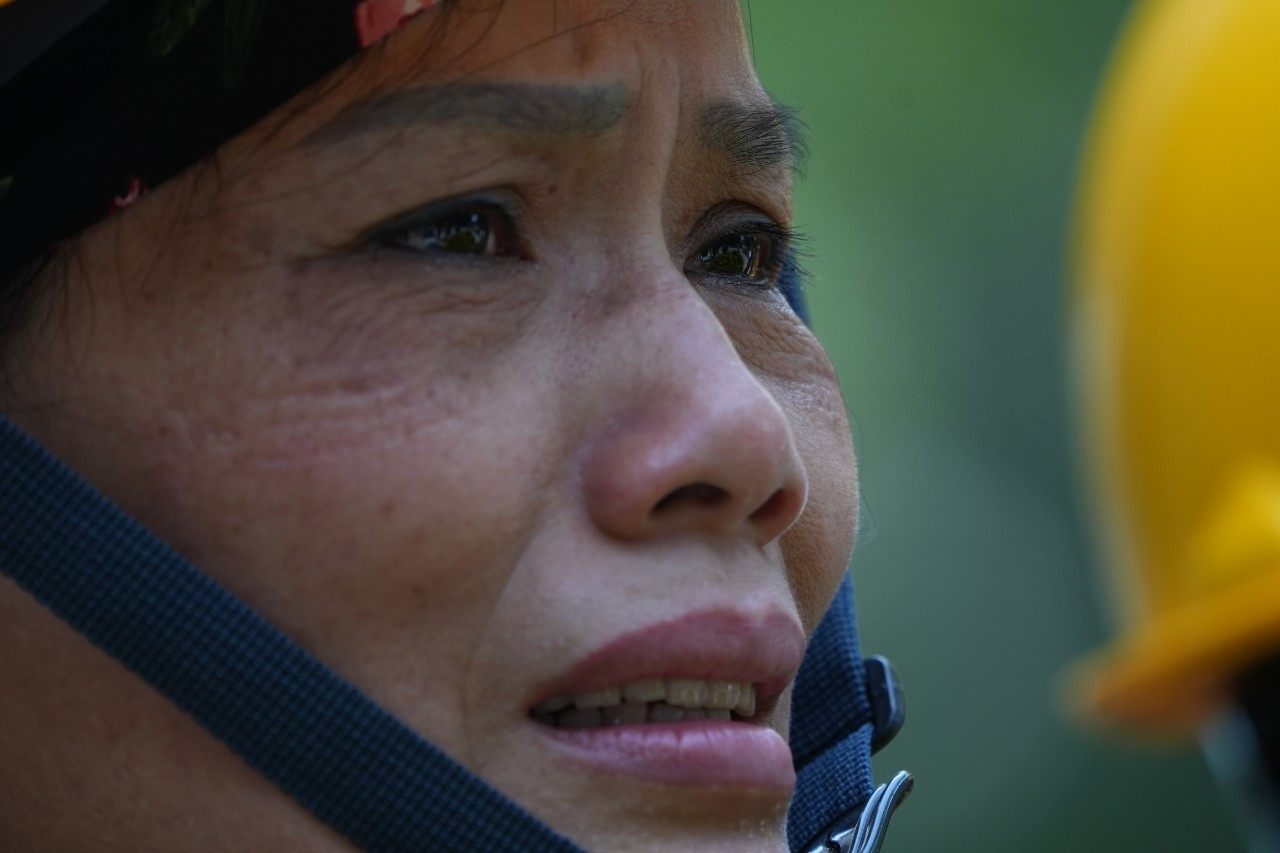 Chị Nguyễn Thị Sen - công tác tại Xí nghiệp thoát nước số 3, trực thuộc công ty Thoát nước Hà Nội không cầm được nước mắt. Ảnh: Mạnh Thắng.