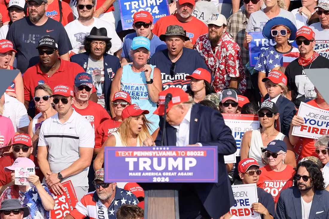Khoảnh khắc ông Trump phát hiện bị đạn sượt qua tai. (Ảnh: Reuters) Khoảnh khắc ông Trump phát hiện bị đạn sượt qua tai. (Ảnh: Reuters)