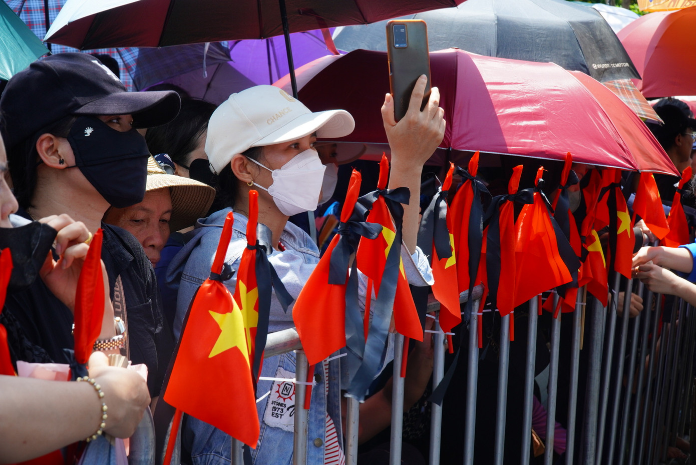 Những lá cờ Tổ quốc với dải lụa đen trong ngày Quốc tang. Ảnh: Hồng Vĩnh.