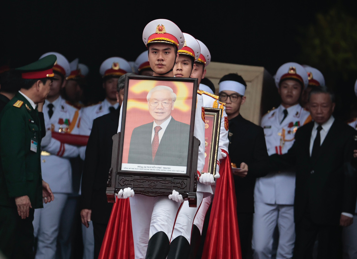 Đội nghi lễ quân đội rước di ảnh Tổng Bí thư Nguyễn Phú Trọng, bảng huân huy chương và Quốc kỳ. Ảnh: Như Ý. Đội nghi lễ quân đội rước di ảnh Tổng Bí thư Nguyễn Phú Trọng, bảng huân huy chương và Quốc kỳ. Ảnh: Như Ý.