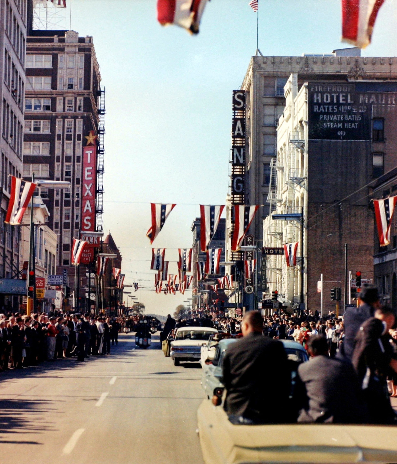 Đoàn xe của Tổng thống Mỹ John F. Kennedy lăn bánh trên đường phố Dallas (bang Texas) vài phút trước khi ông bị ám sát vào ngày 22/11/1963. (Ảnh: JFK Library)