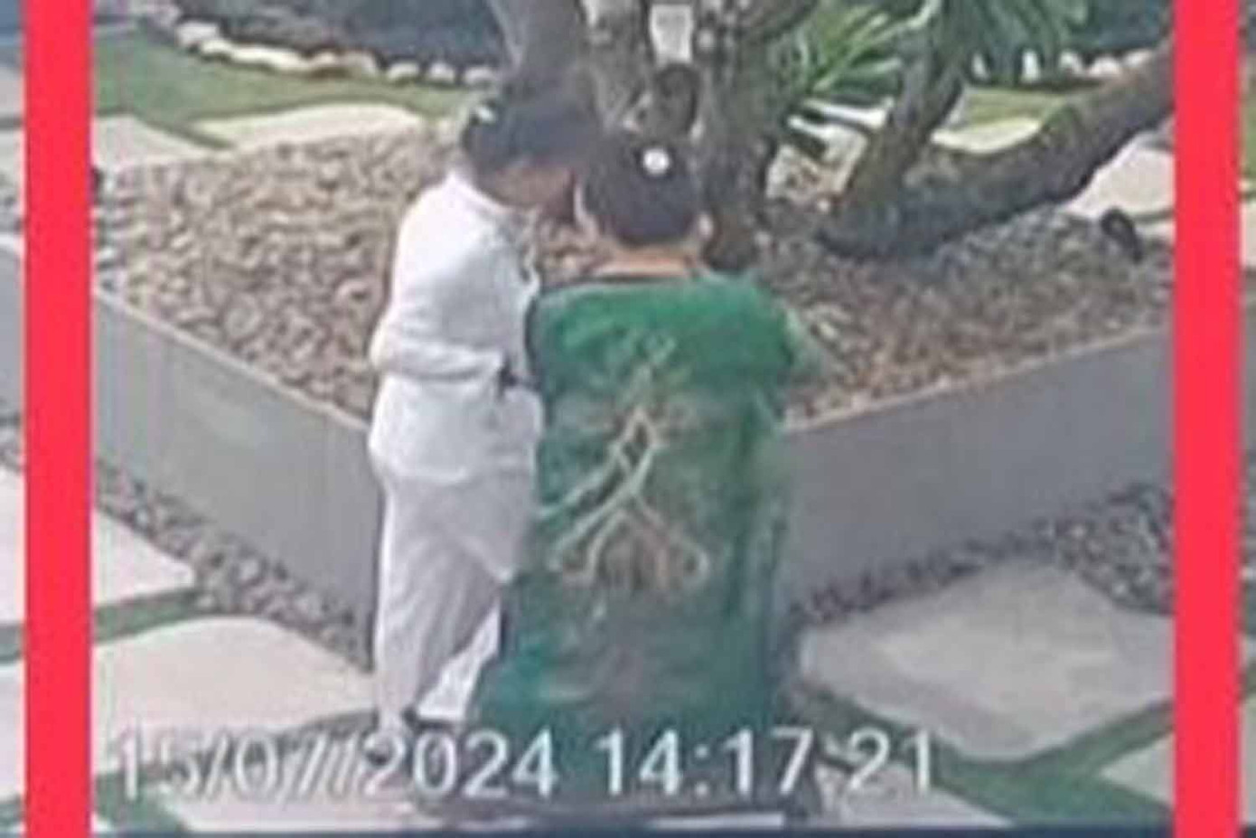 Hình ảnh các du khách kéo vali đến phòng 502. (Ảnh: Bangkok Post) Hình ảnh các du khách kéo vali đến phòng 502. (Ảnh: Bangkok Post)