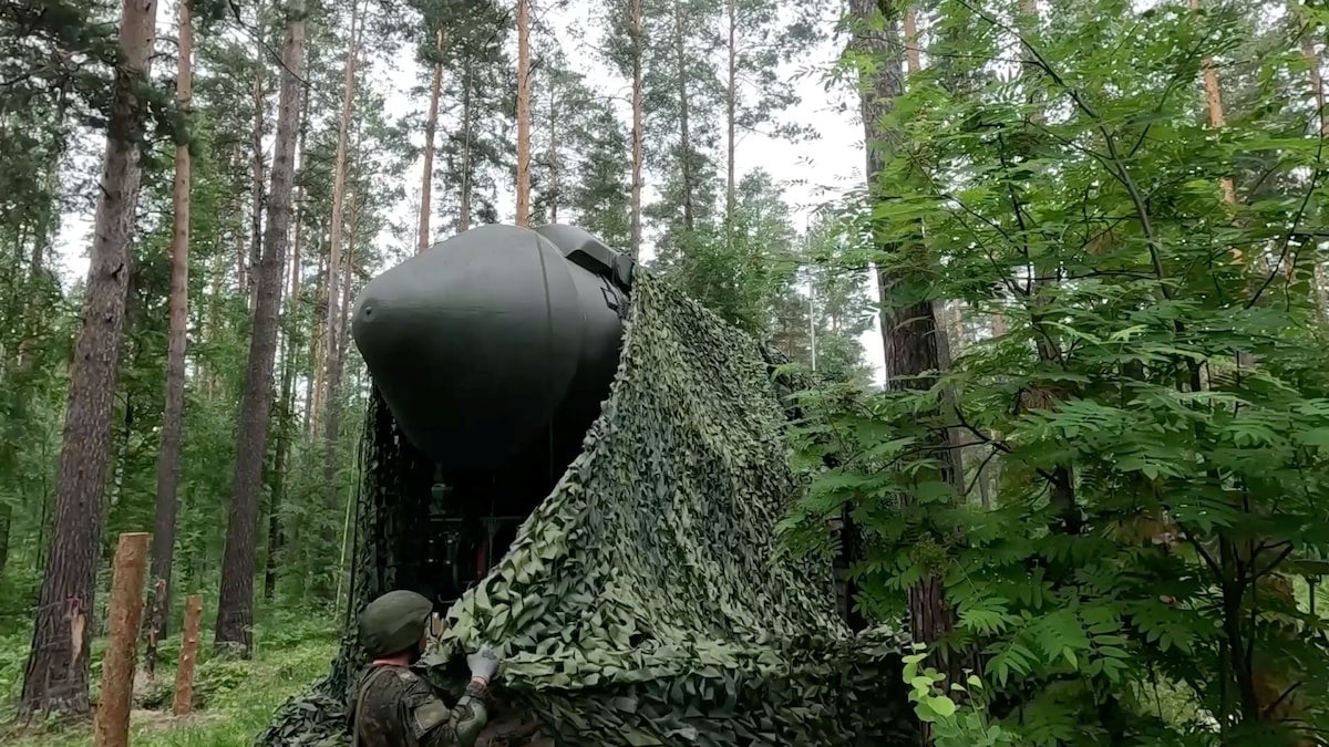 Binh sĩ Nga ngụy trang tên lửa Yars. (Ảnh: Bộ Quốc phòng Nga)