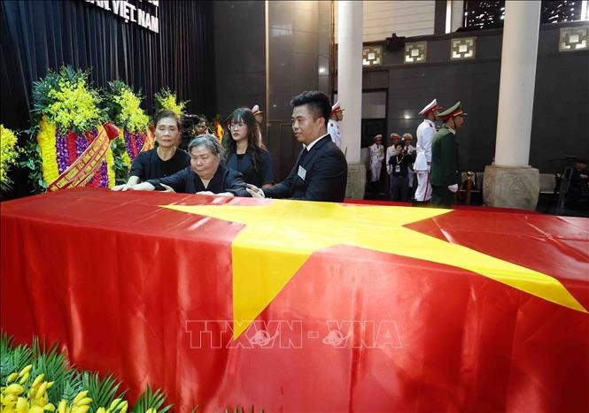 Bà Đặng Thị Phúc tiễn biệt Tổng Bí thư Nguyễn Phú Trọng-người học trò ưu tú. Ảnh: TTXVN Bà Đặng Thị Phúc tiễn biệt Tổng Bí thư Nguyễn Phú Trọng-người học trò ưu tú. Ảnh: TTXVN