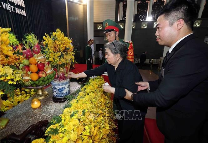 Bà Đặng Thị Phúc thắp hương tưởng nhớ Tổng Bí thư Nguyễn Phú Trọng. Ảnh: TTXVN Bà Đặng Thị Phúc thắp hương tưởng nhớ Tổng Bí thư Nguyễn Phú Trọng. Ảnh: TTXVN