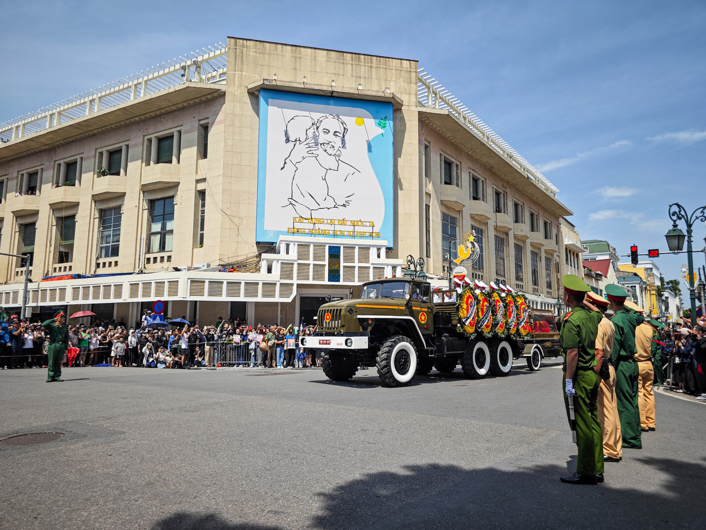 Trên đường Tràng Tiền, người dân chờ sẵn ở 2 bên đường để tiễn biệt Tổng Bí thư Nguyễn Phú Trọng lần cuối. Ảnh: Thanh Hà.