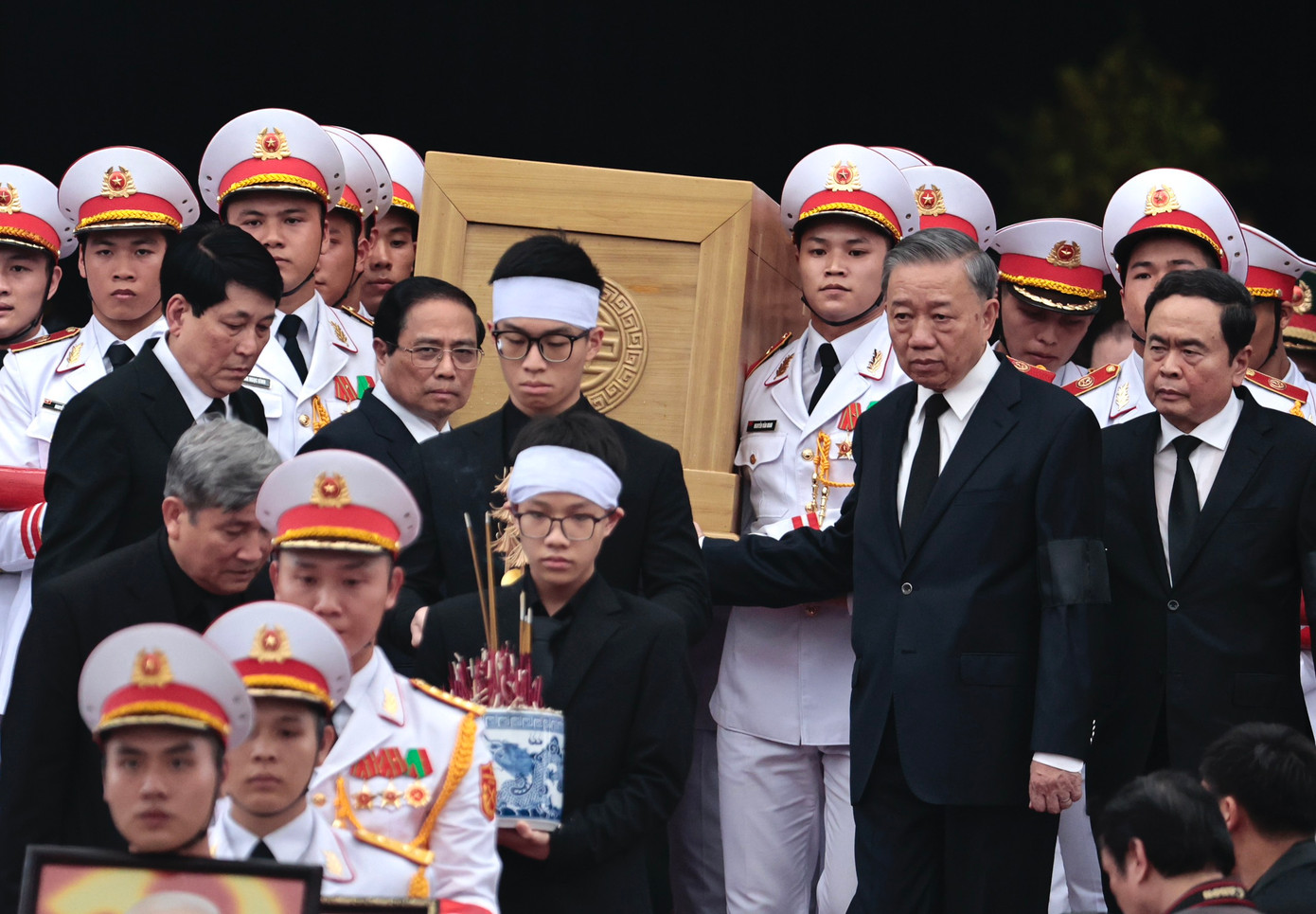 Chủ tịch nước Tô Lâm, Thủ tướng Phạm Minh Chính, Chủ tịch Quốc hội Trần Thanh Mẫn, Thường trực Ban Bí thư Lương Cường cùng đưa linh cữu Tổng Bí thư Nguyễn Phú Trọng tiến về xe linh xa. Ảnh: Như Ý. Chủ tịch nước Tô Lâm, Thủ tướng Phạm Minh Chính, Chủ tịch Quốc hội Trần Thanh Mẫn, Thường trực Ban Bí thư Lương Cường cùng đưa linh cữu Tổng Bí thư Nguyễn Phú Trọng tiến về xe linh xa. Ảnh: Như Ý.
