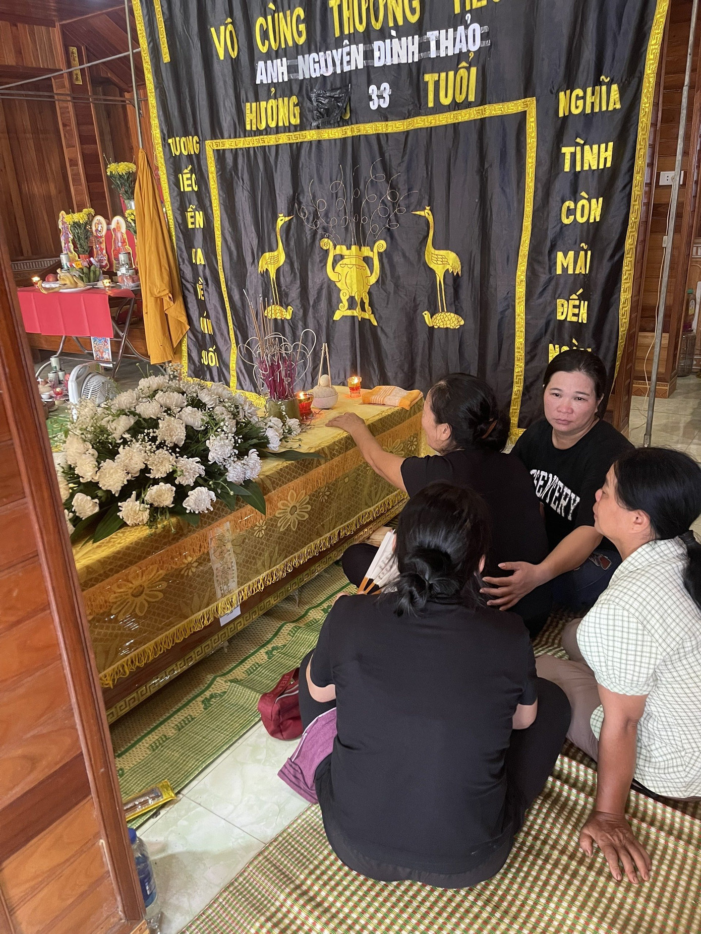 Đám tang của anh Nguyễn Đình T. (33 tuổi). Ảnh: XĐ.